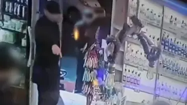 Binbir suratı kurye kılığındaki polis yakaladı. Sipariş notlarına "Zile üçüncüsü kere basın" yazmış