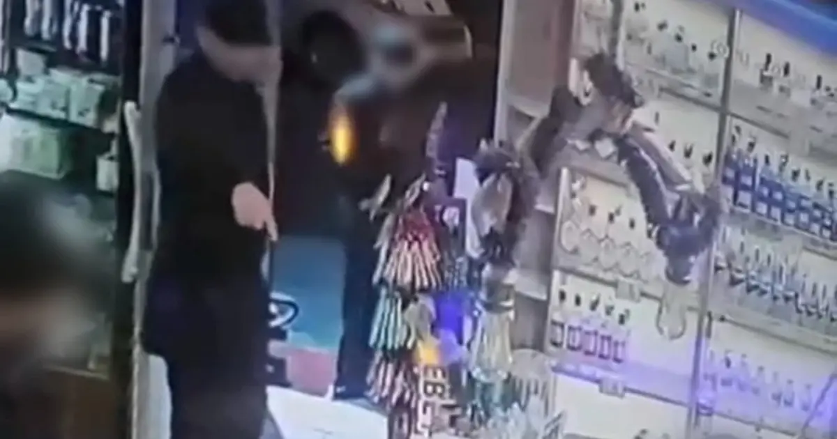 Binbir suratı kurye kılığındaki polis yakaladı. Sipariş notlarına "Zile üç kere basın" yazmış