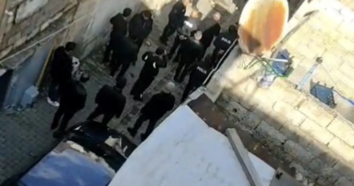 Güzdüz vakti eve giren hırsızlar iki kadına darbetti