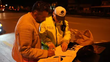 Ehliyeti iptal edilen alkollü sürücü para cezası yedi, polisle pazarlık etti