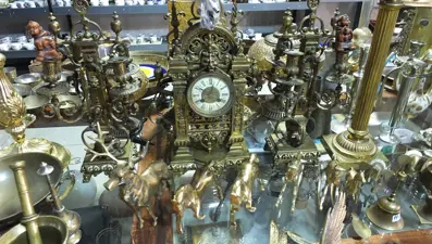 146 yıllık şömine saati, vitrinlerde misafirlerini ağırlıyor