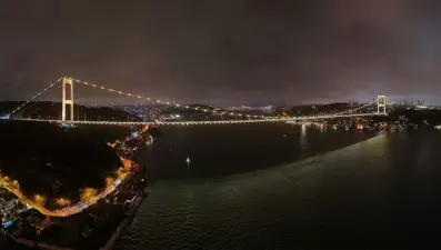 Fatih Sultan Mehmet Köprüsü sarıya büründü