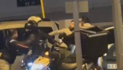 Trafikte tekmeli yumruklu kavga kamerada