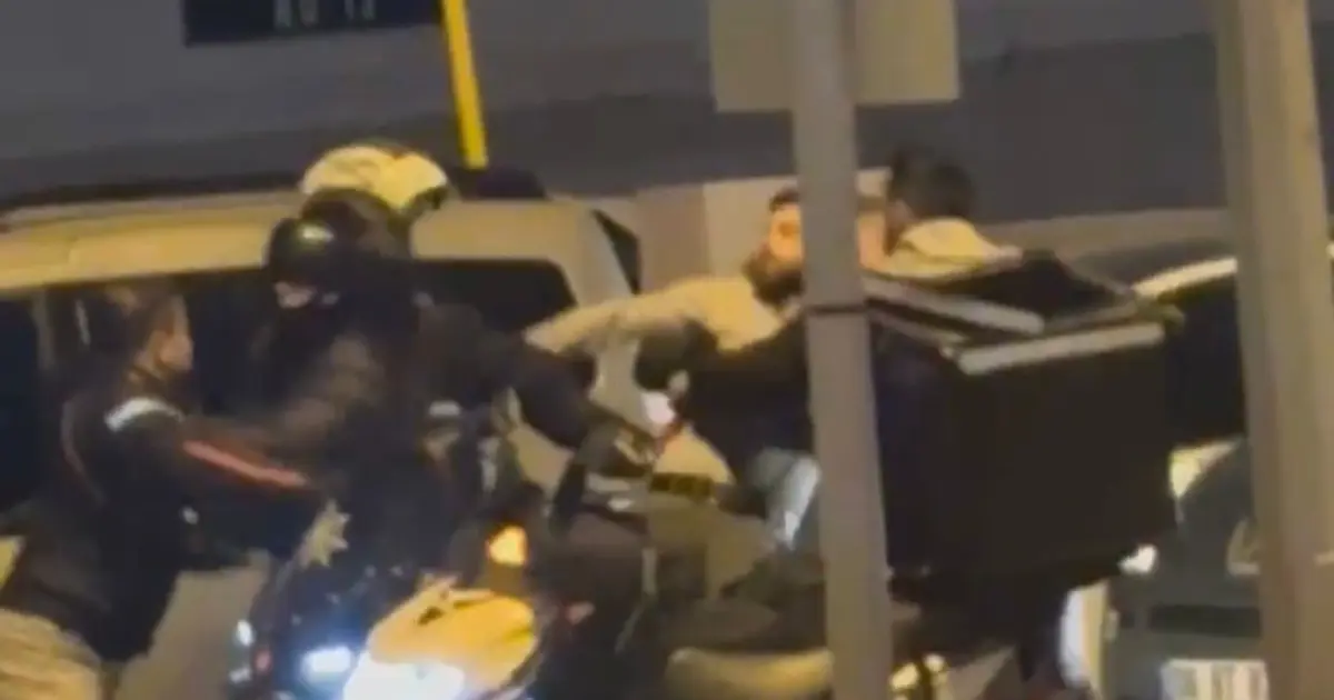 Trafikte tekmeli yumruklu kavga kamerada