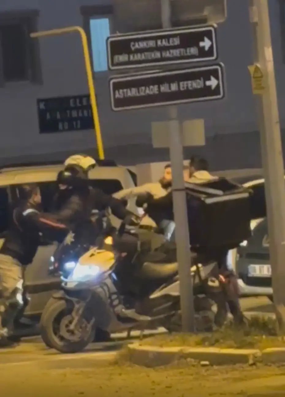 Trafikte tekmeli yumruklu kavga kamerada