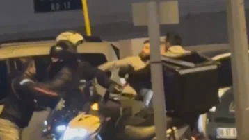Trafikte tekmeli yumruklu kavga kamerada