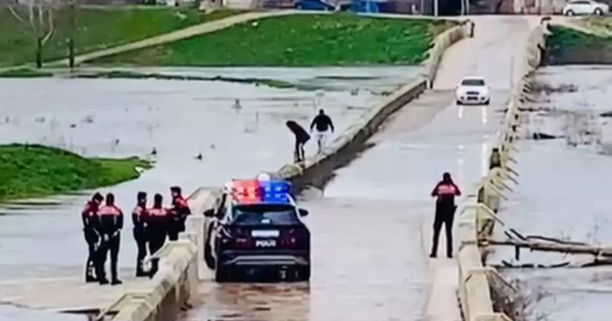 Polisi göre göre tehlikeli köprüden geçtiler: Suya düşme tehlikesi atlattılar