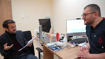 Doktordan randevu bulamadı isyanını şiirle anlattı. Randevu krizi taşlama şiire neden oldu