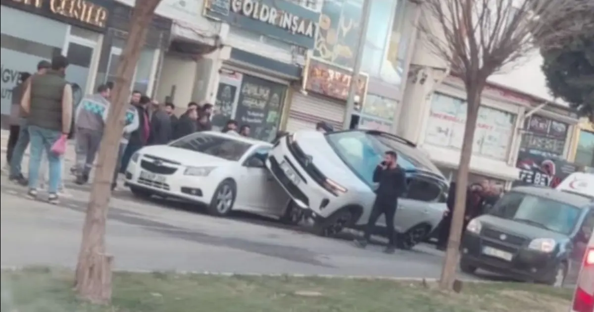 Araç kadın öğretmene çarptı: Dehşet anları kamerada