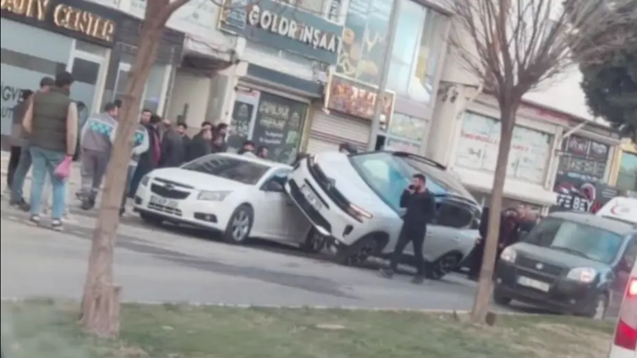 Araç kadın öğretmene çarptı: Dehşet anları kamerada
