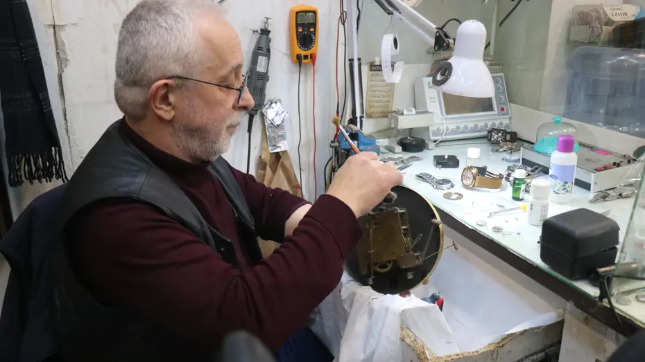 Saat tutkusu için yurt dışındaki okulunu bıraktı. Memlekete dönen adam yarım asırdır tezgahının başında