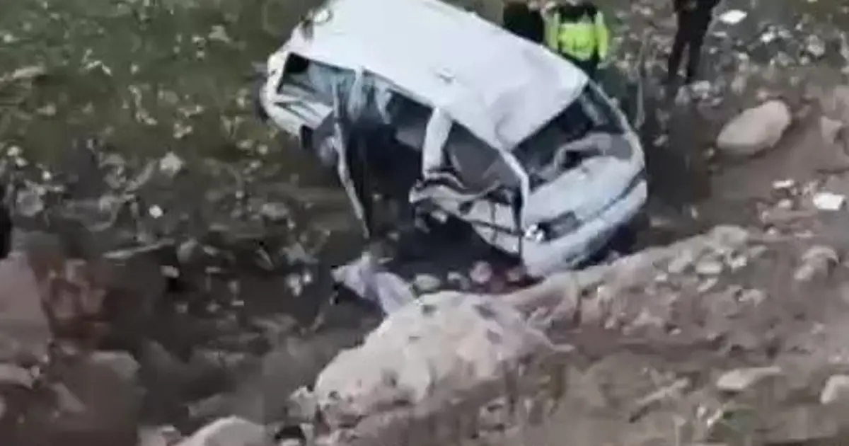 Araç uçuruma yuvarlandı, 3 kişi ağır yaralandı