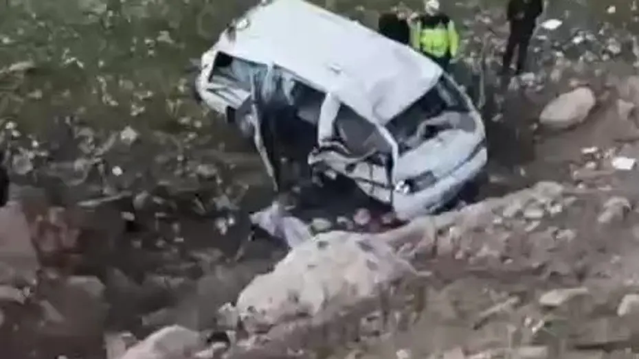 Araç uçuruma yuvarlandı, 3 kişi ağır yaralandı