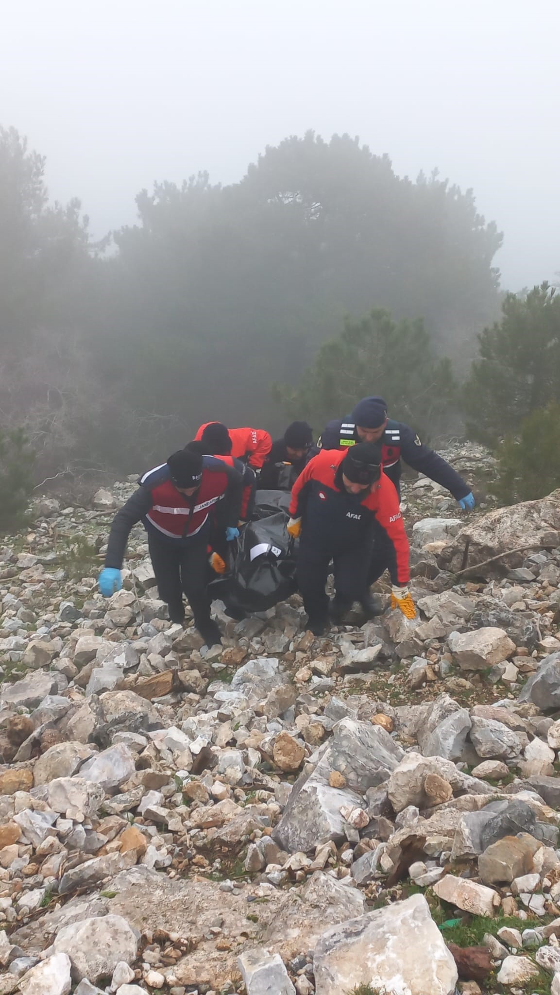 Kuşadası'nda uçurumdan düşen bir kişi hayatını kaybetti
