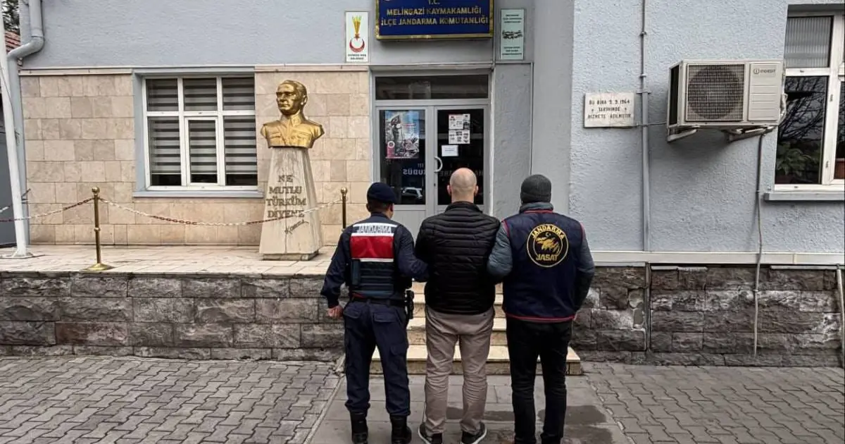 15 yıl hapis cezasıyla aranan uyuşturucu taciri yakalandı