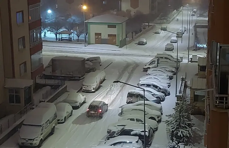 Erzurum'da eğitime kar engeli 