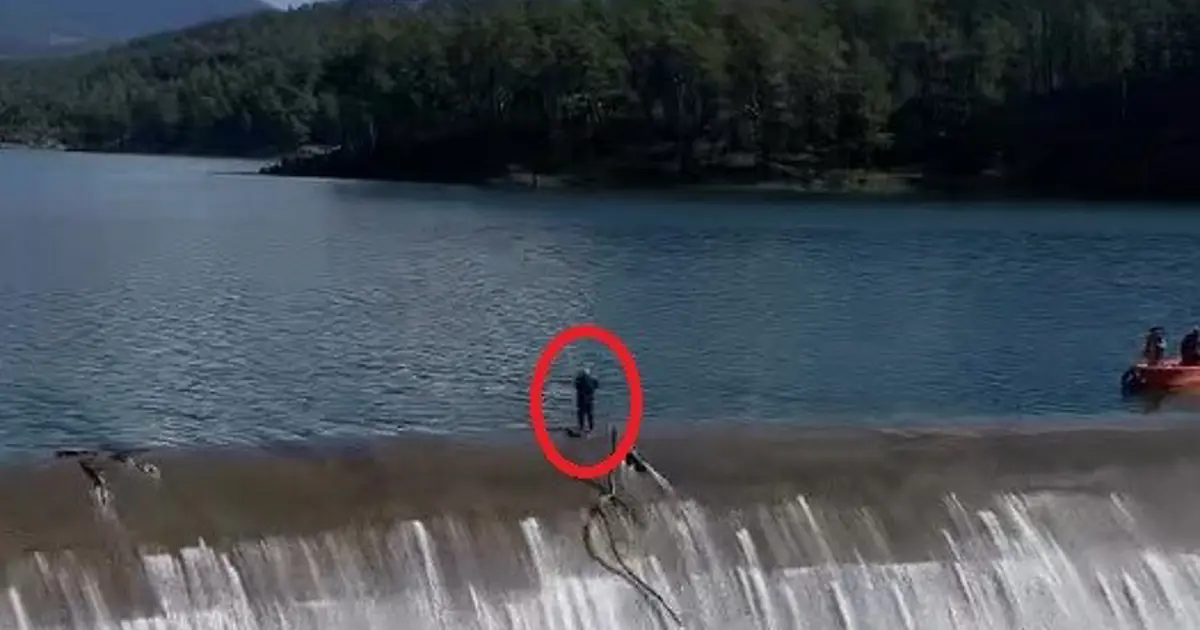 Açık barajda yürekleri ağızlara getiren temizlik çalışması