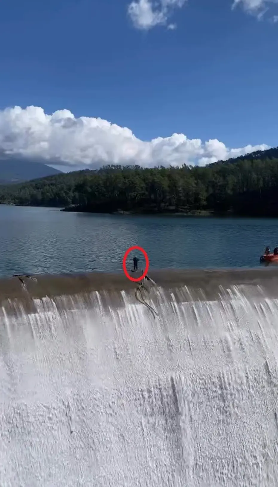 Açık barajda yürekleri ağızlara getiren temizlik çalışması