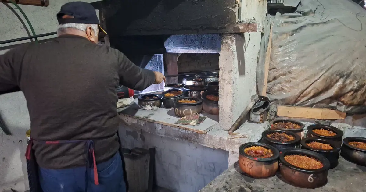 Davulun sesini duyan almak için koşuyor. 8 saatte pişen lezzet için kapıda kuyruk var