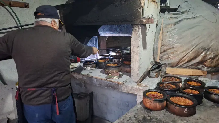 Davulun sesini duyan almak için koşuyor. 8 saatte pişen lezzet için kapıda kuyruk var