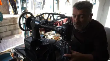 Babasından öğrendi yaklaşık yarım asırdır mesleği oldu. Tüketim kültürüne karşı direniyor