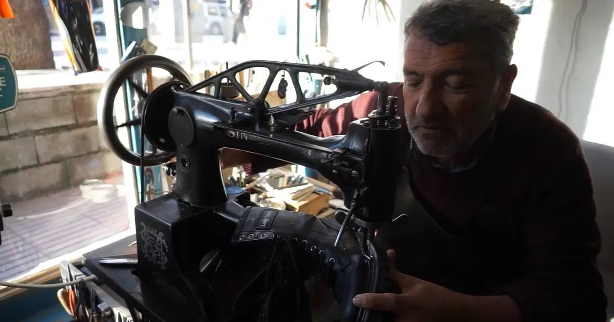 Babasından öğrendi yaklaşık yarım asırdır mesleği oldu. Tüketim kültürüne karşı direniyor