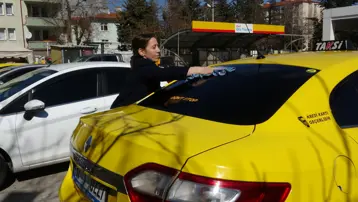 Filmdi gerçek oldu. Kadın taksici şoförlük yaparak çocuklarını okutuyor