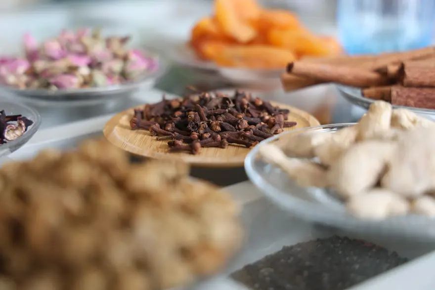 Oruç tutarken acıktırmayan, susatmayan içecek. Kaynayan suya atılan 4 çeşit malzemeyle hazırlanıyor 1