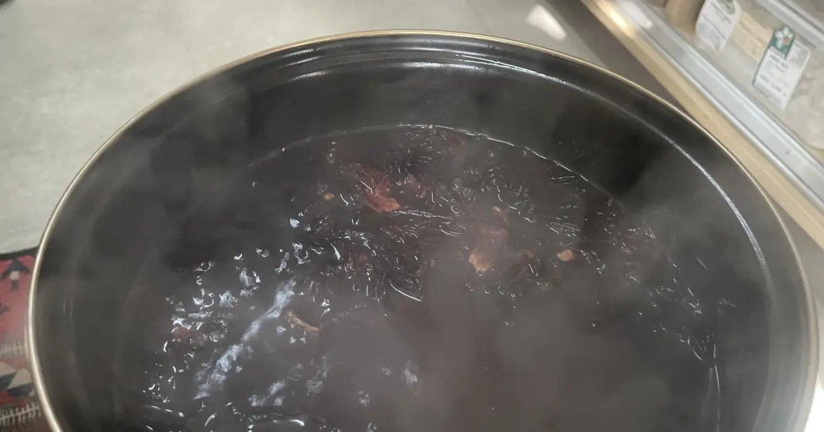 Oruç tutarken acıktırmayan, susatmayan içecek. Kaynayan suya atılan 4 çeşit malzemeyle hazırlanıyor