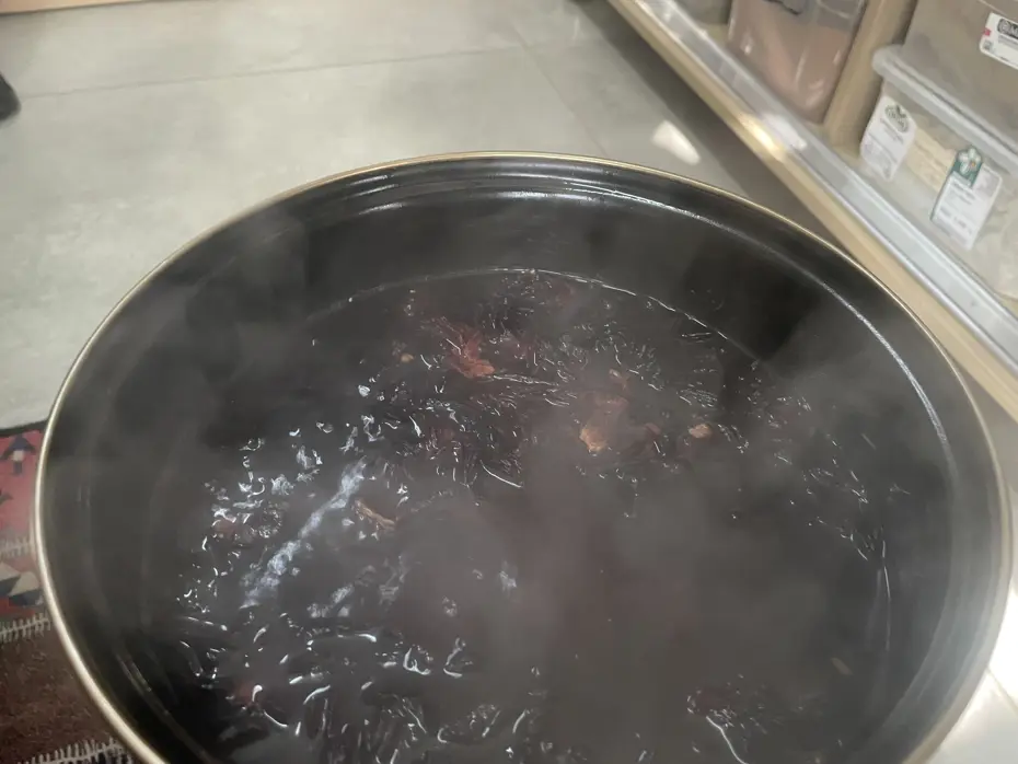 Oruç tutarken acıktırmayan, susatmayan içecek. Kaynayan suya atılan 4 çeşit malzemeyle hazırlanıyor