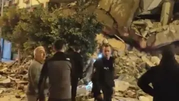 Hatay'da hasarlı bina yıkım esnasında çöktü