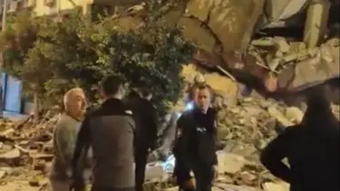 Hatay'da hasarlı bina yıkım esnasında çöktü