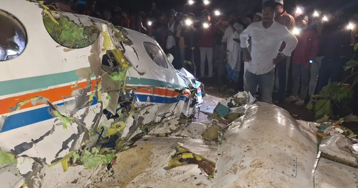 Hindistan’da içerisinde 7 kişinin bulunduğu ambulans uçak düştü