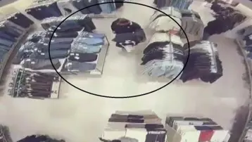 Alışveriş yapar gibi mağazaya girdi, hırsızlık yaptı. 118 suç kaydı ortaya çıktı