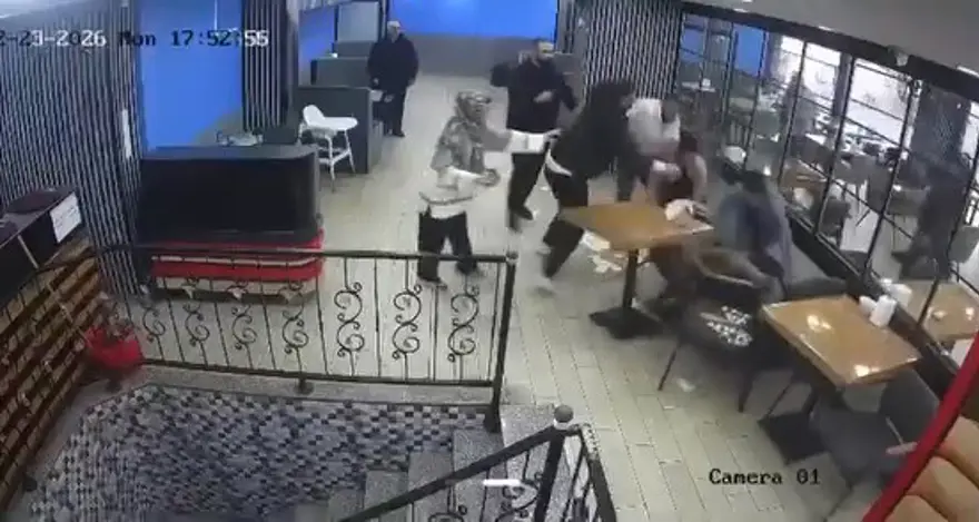 Kafe savaş alanına döndü. 100 bin liralık hasar var 2