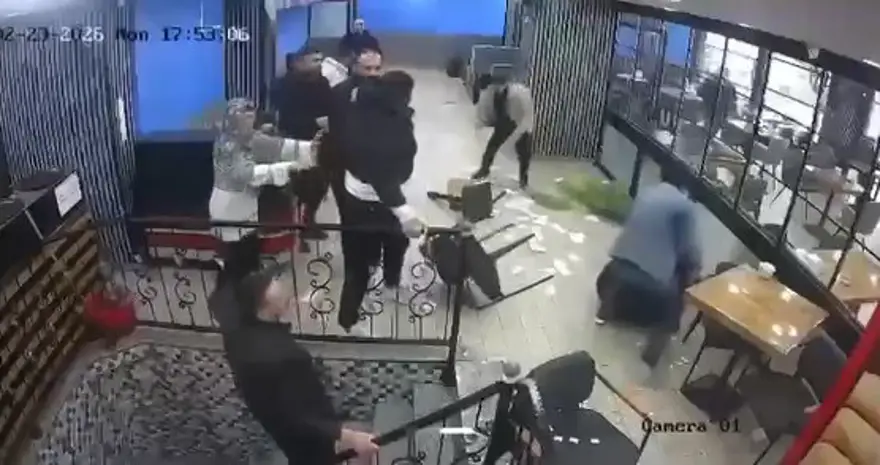 Kafe savaşı alanına döndü. 100 binlerce liralık zarar var 4