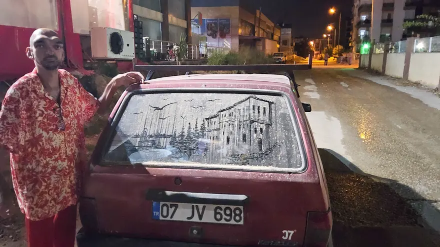 Kirli araçları görünce dayanamıyor. Görenler hayran kalıyor, tozlu camları sanat eseri haline getiriyor Kirli araçları görünce dayanamıyor. Görenler hayran kalıyor, tozlu camları sanat eseri haline getiriyor