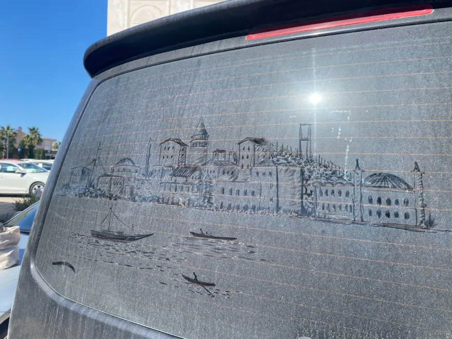 Kirli araçları görünce dayanamıyor. Görenler hayran kalıyor, tozlu camları sanat eseri haline getiriyor 1 Kirli araçları görünce dayanamıyor. Görenler hayran kalıyor, tozlu camları sanat eseri haline getiriyor 1