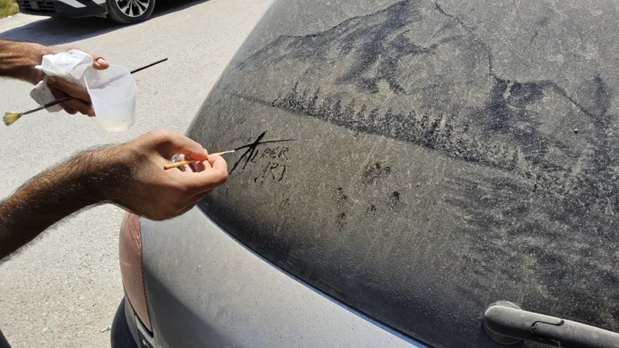 Kirli araçları görünce dayanamıyor. Görenler hayran kalıyor, tozlu camları sanat eseri haline getiriyor 2 Kirli araçları görünce dayanamıyor. Görenler hayran kalıyor, tozlu camları sanat eseri haline getiriyor 2