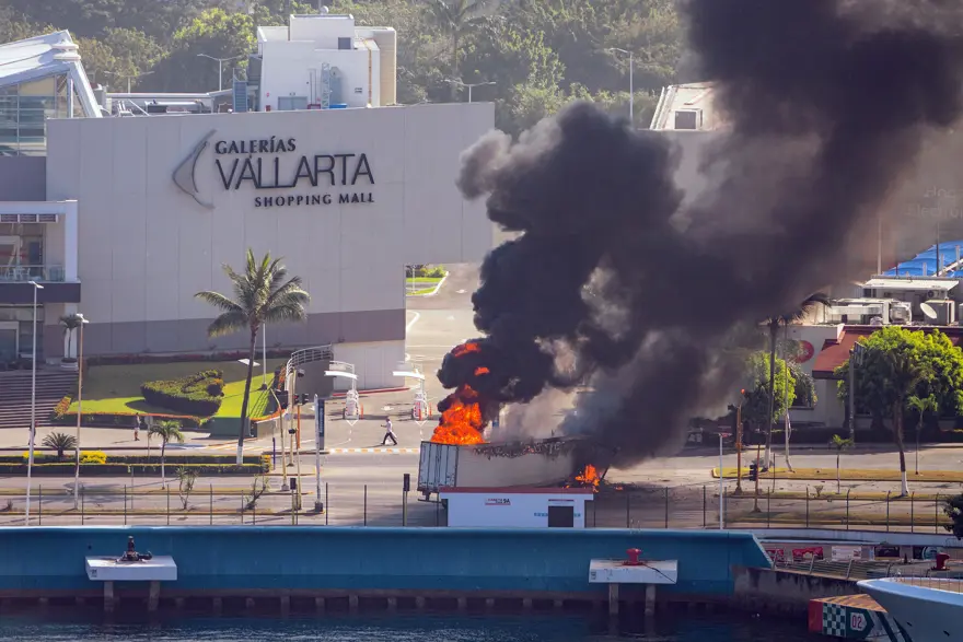 Meksika'da sokaklar savaş alanına döndü. Askeri yığınak büyüyor 2