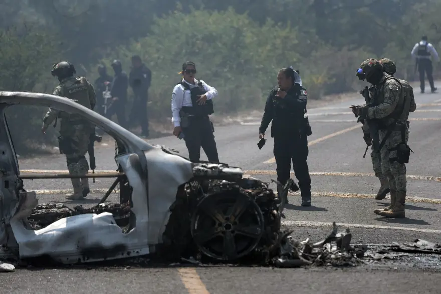 Meksika'da sokaklar savaşı alanına döndü. Askeri yığınak büyüyor 8