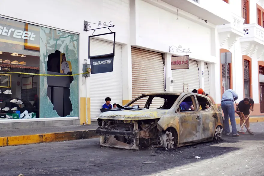 Meksika'da sokaklar savaş alanına döndü. Askeri yığınak büyüyor 10