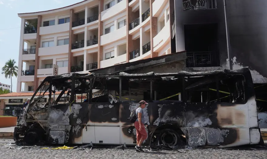 Meksika'da sokaklar savaş alanına döndü. Askeri yığınak büyüyor 4