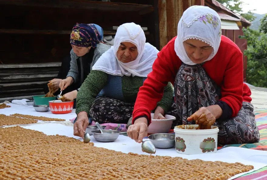 Yapımı aylar öncesinden başlıyor. Kışın tüketildiğinde enerji veriyor 2