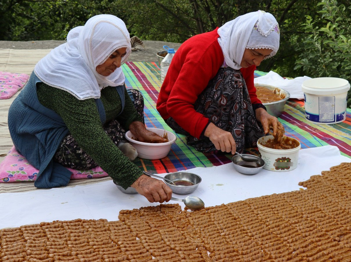 Yapımı aylar öncesinden başlıyor. Kışın tüketildiğinde enerji veriyor