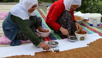 Yapımı aylar öncesinden başlıyor. Kışın tüketildiğinde enerji veriyor