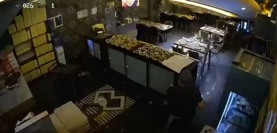 Kebapçıda panik. İftar hazırlığı sırasında ölümden döndüler 1 Kebapçıda panik. İftar hazırlığı sırasında ölümden döndüler 1