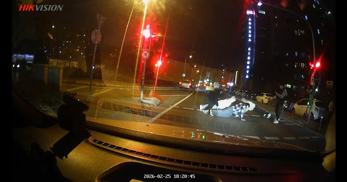 Kırmızı ışıkta yaya geçidinde şınav çektiler