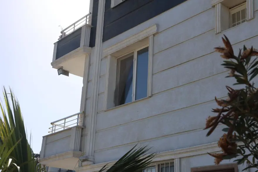 SİNEKLİĞİ PARÇALAYIP EVDEN ÇIKTI 1 SİNEKLİĞİ PARÇALAYIP EVDEN ÇIKTI 1