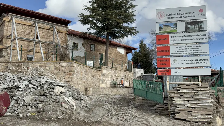 Depremlerde zarar görmüştü. 8 asırlık camide restorasyon başladı 3